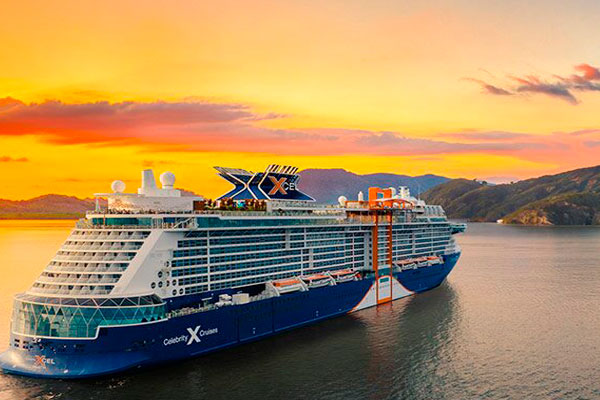 Crucero Celebrity navegando hacia la Antártida