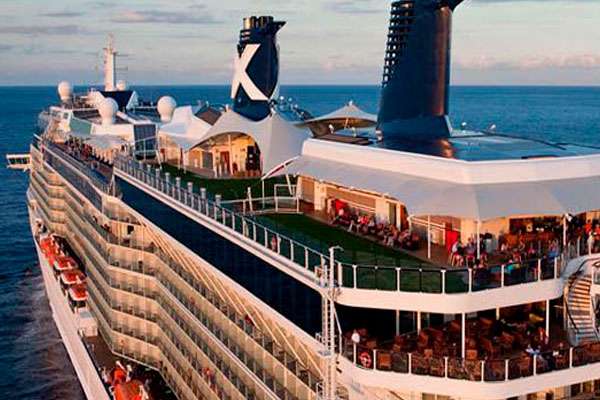 Vista de los icebergs desde el Celebrity Cruise en la Antártida