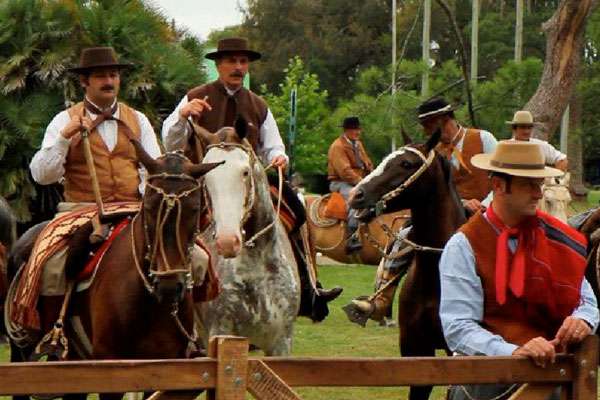 Gauchos mostrando sus habilidades en la Fiesta Gaucha, Buenos Aires
