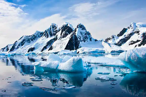 Norwegian Star cruise ship sailing towards Antarctica