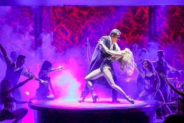 Pareja de bailarines de tango en Señor Tango, Buenos Aires