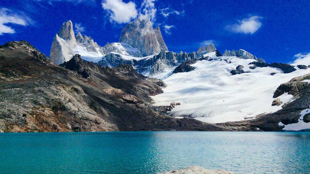 2 Descubre la majestuosidad de la Patagonia con nuestro tour de trekking. Explora El Chaltén, Fitz Roy, y el Glaciar Perito Moreno.