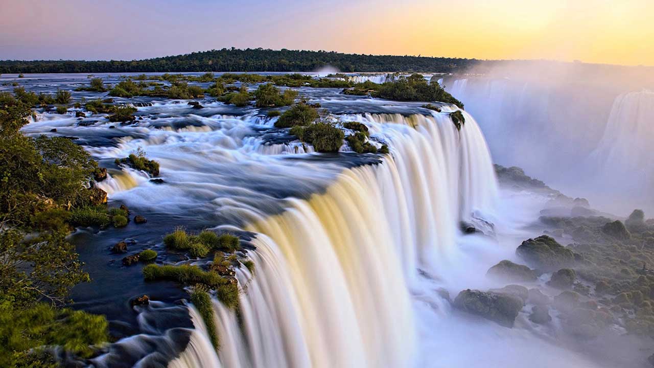 2 Dive into Iguazú Deluxe: an exclusive journey combining thrilling adventures, authentic culture, and stunning landscapes.