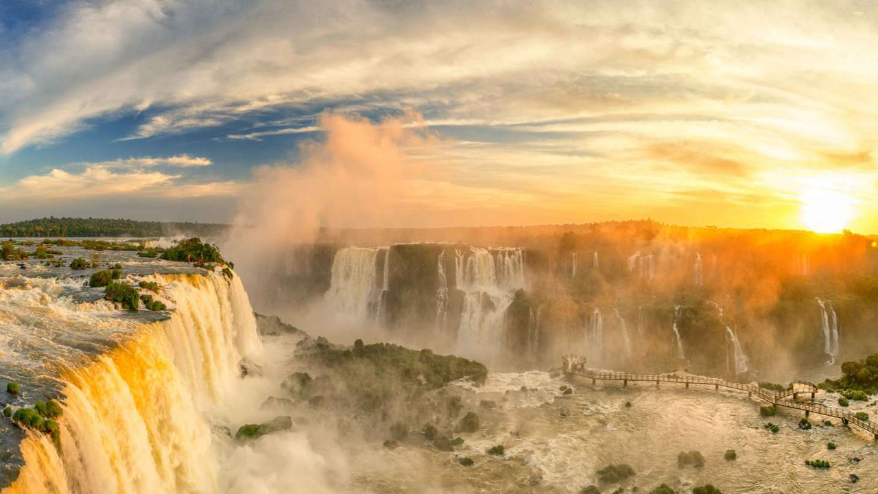 7 Dive into Iguazú Deluxe: an exclusive journey combining thrilling adventures, authentic culture, and stunning landscapes.