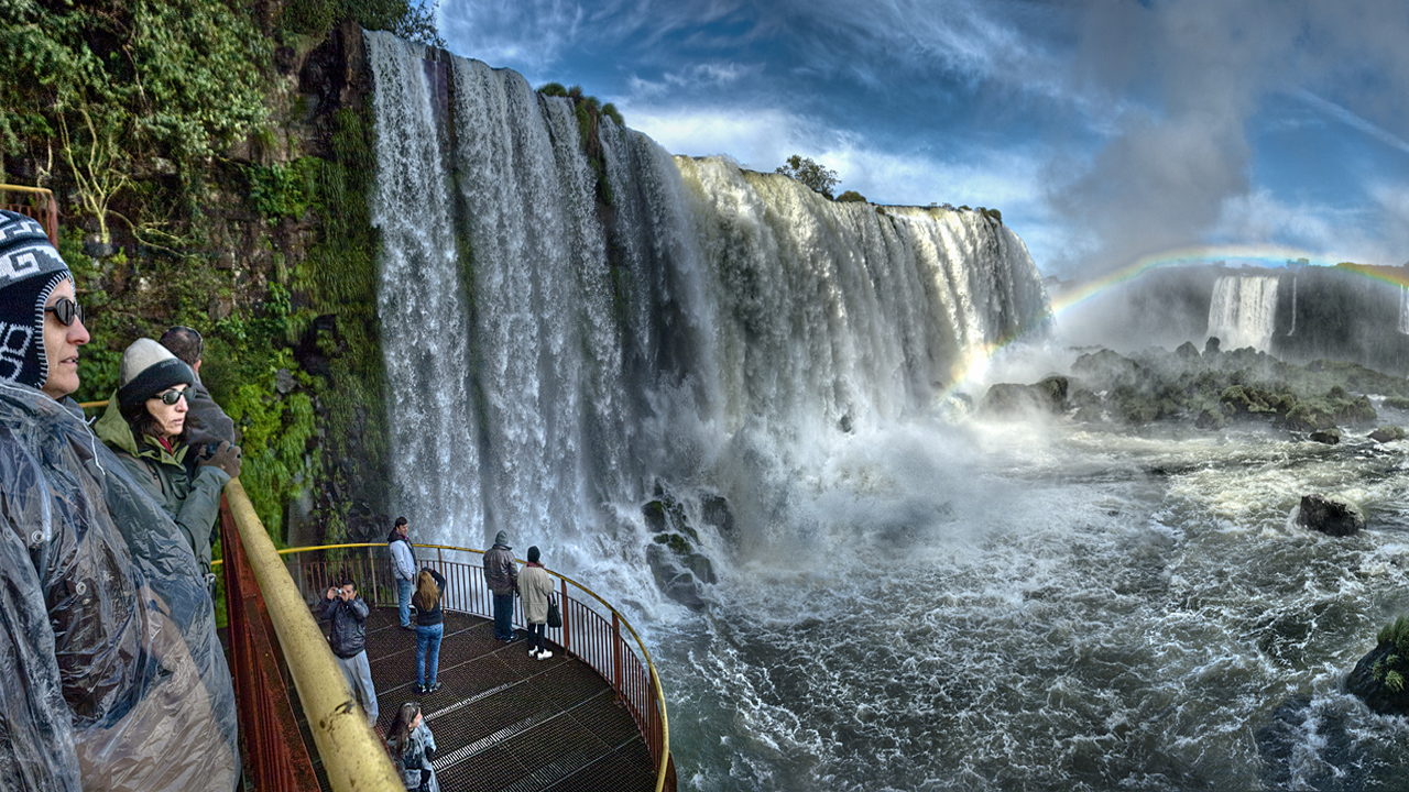 9 Dive into Iguazú Deluxe: an exclusive journey combining thrilling adventures, authentic culture, and stunning landscapes.